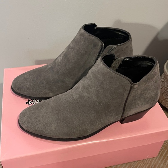 Crown vintage booties with box